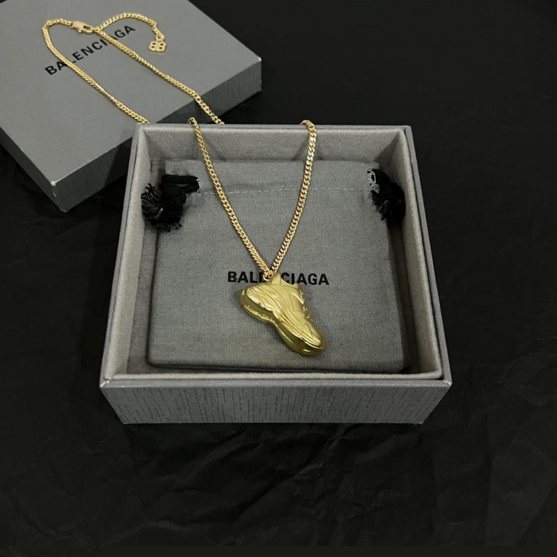 Ba*len*cia*ga necklaces